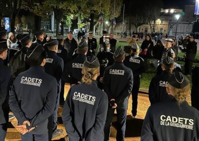 Groupe de cadets de la gendarmerie réunis en extérieur lors d’un rassemblement officiel.