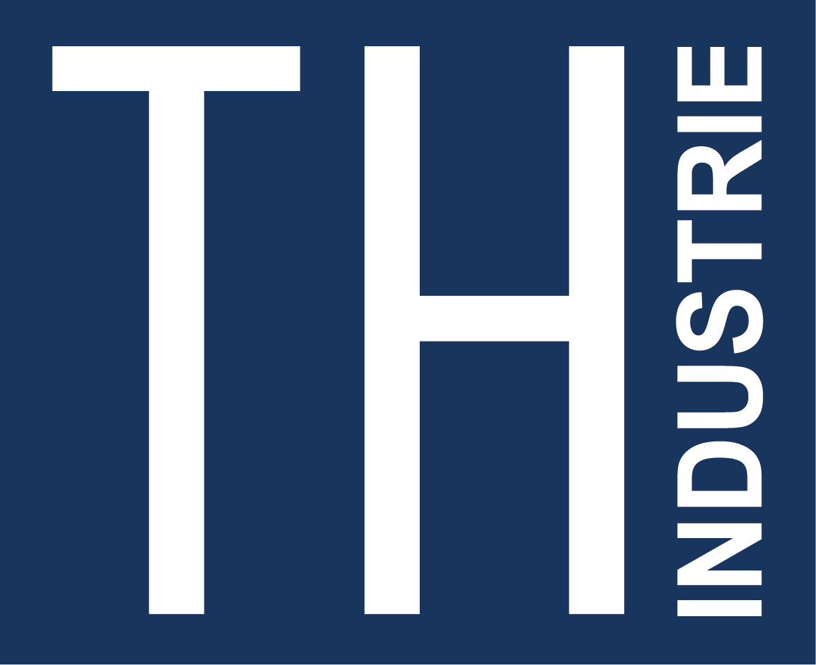 Logo TH Industrie avec les lettres TH blanches sur fond bleu foncé.
