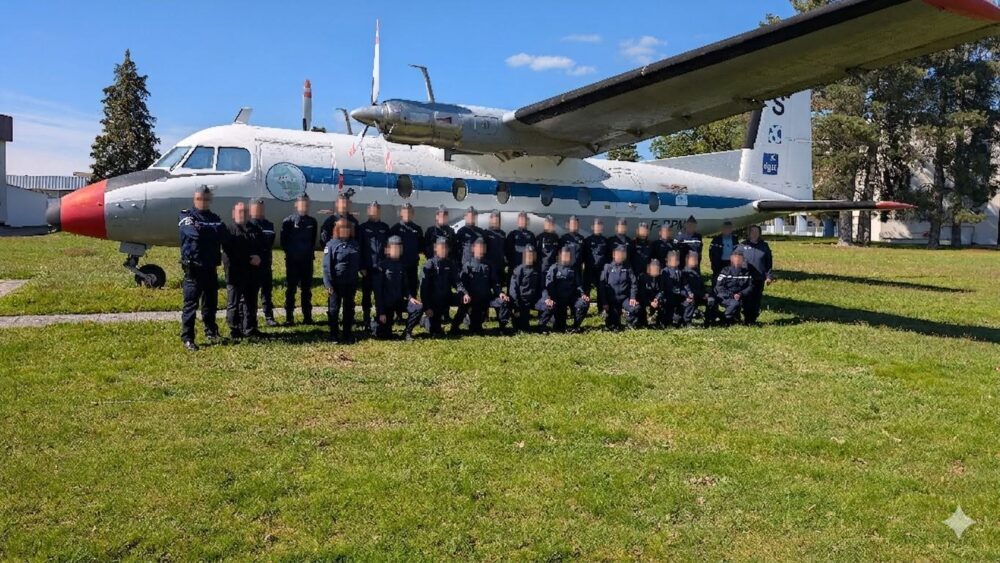Visite des cadets de la gendarmerie autour d’un avion Groupe de cadets de la gendarmerie posant devant un avion exposé en extérieur.